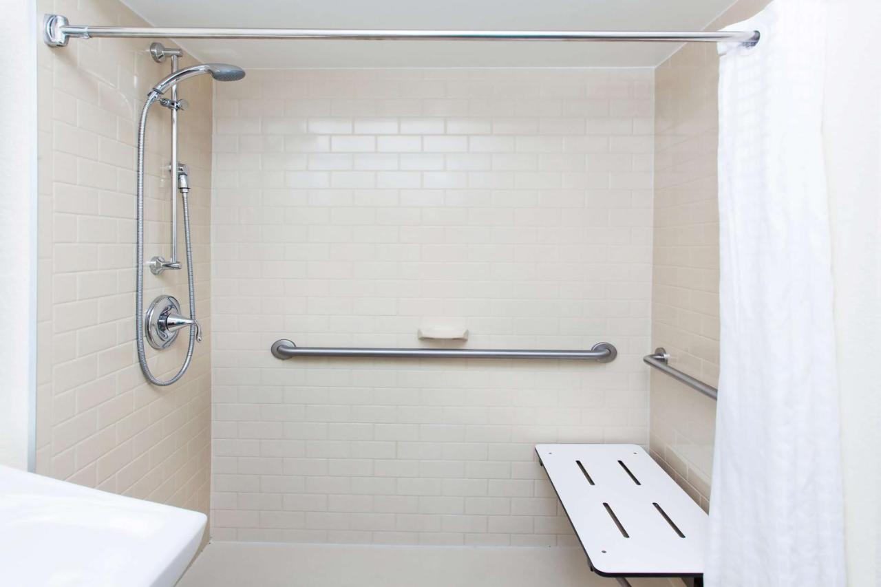 One-Bedroom Queen Suite Bathtub Mobility Accessible,1325510506:JPEG